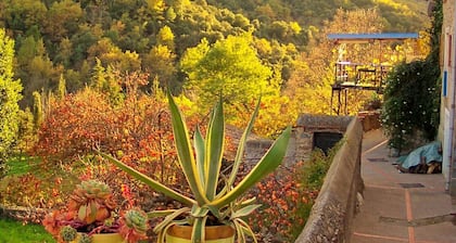 Betwee sea and ski: a romantic village house with view on gardens and mountains