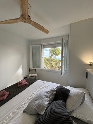 2 habitaciones, tabla de planchar con plancha y cuna de viaje 