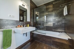 Ensemble douche/baignoire, baignoire à jets, sèche-cheveux, bidet