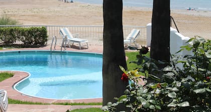 Luxushaus am Strand mit Privatswimmingpool, Terrasse und Meerblick.