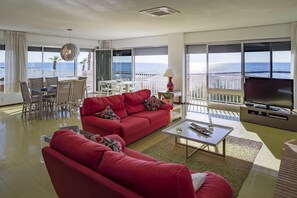 Smart TV, fireplace, DVD player