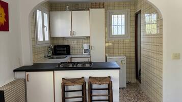 Frigorífico, microondas, horno y placa de cocina