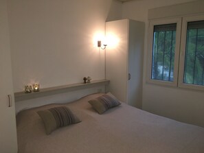 4 habitaciones, tabla de planchar con plancha y cuna de viaje 