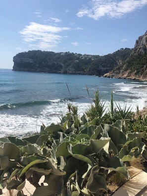 A coastal landscape with a rocky cliff, ocean waves, and cacti in the foreground. - Cosy villa with own pool, climate, wifi, 4 bedrooms and sleeps 8 people (Moraira)