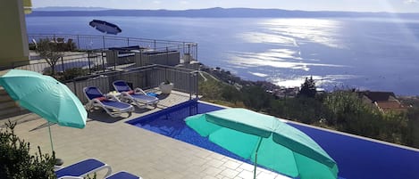 Infinity-Pool, Liegestühle