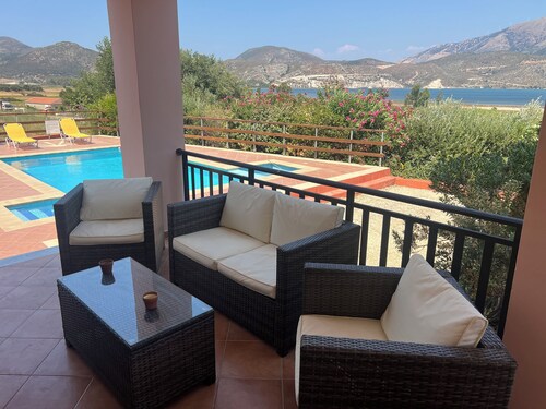 Large 4 bedroom family villa, fabulous Sea views private pool with Jacuzzi seat