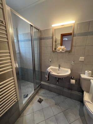 Combined shower/tub, hair dryer, towels