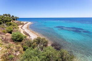 Una spiaggia nelle vicinanze