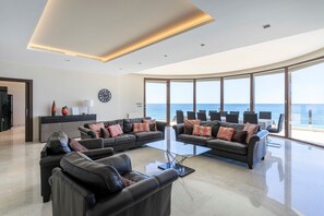 Fernseher, Videospiele, Tischtennisplatte, Stereoanlage