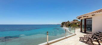 Villa Irene, primera linea del mar con vistas impresionantes al mar y la costa!
