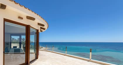 Villa Irene, primera linea del mar con vistas impresionantes al mar y la costa!
