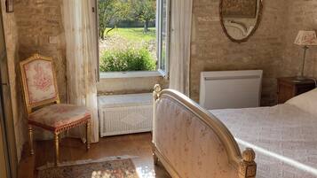 5 quartos, escrivaninha, ferros/tábuas de passar roupa, berço de viagem