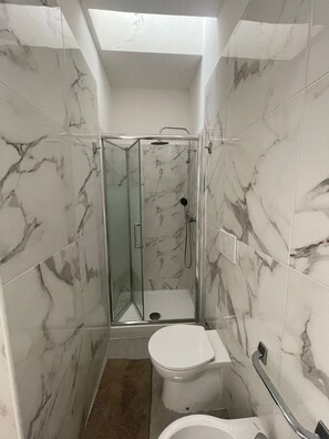 Een haardroger, handdoeken, zeep, toiletpapier