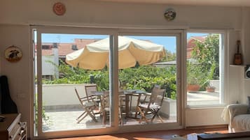 Fernseher, Kamin, Bücher, Stereoanlage