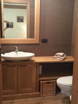 Ducha, secador de pelo, bidet, toallas