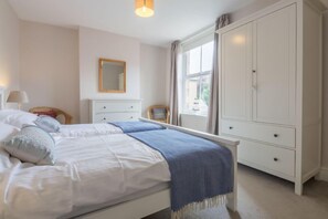 4 bedrooms, iron/ironing board, free WiFi, bed sheets