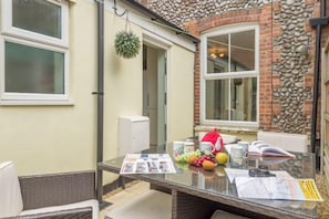 Outdoor dining - Piper's Lodge, Sheringham, Norfolk (Sheringham)