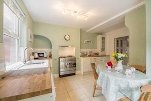 Fridge, microwave, dishwasher, highchair - Piper's Lodge, Sheringham, Norfolk (Sheringham)