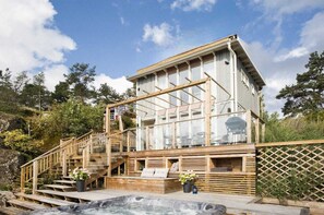 Outdoor spa tub - IPaD Sea Cottages "The Seaview getaway" (Åkersberga)