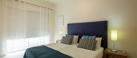 2 عدّة غرف نوم وخزنة داخل الغرفة ومكواة/لوح كي وسرير سفر