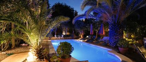 Una piscina al aire libre, una piscina climatizada