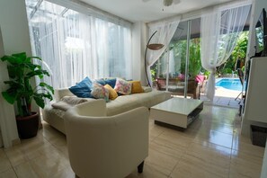Smart TV, chimenea, videojuegos y reproductor de DVD