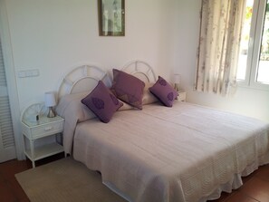 1 chambre, coffres-forts dans les chambres, fer et planche à repasser