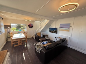 Smart-TV, DVD-spiller og bøker