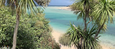 På stranden och strandhanddukar