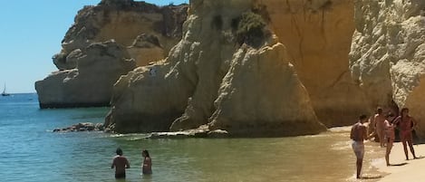 Una spiaggia nelle vicinanze