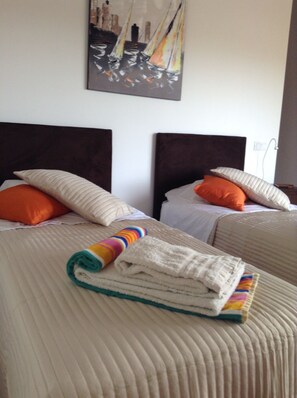 3 chambres, fer et planche à repasser, Wi-Fi, draps fournis