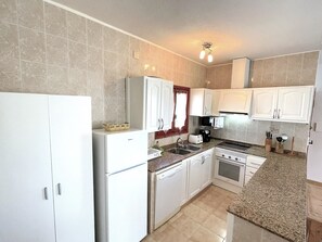 Fridge, microwave, oven, stovetop - Villa with private pool (Peniscola)