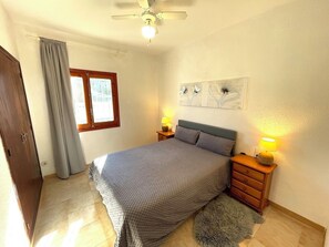 2 habitaciones, tabla de planchar con plancha y cuna de viaje