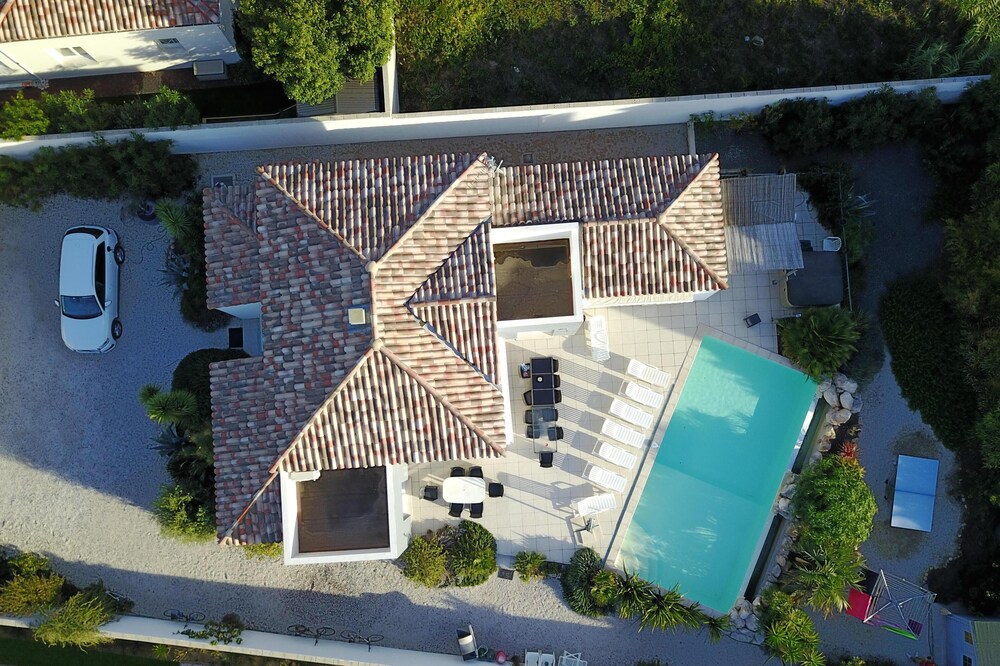 Large charming pool villa with spa 400 m from Rochelongue Beach