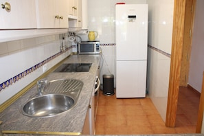 Frigorifero, microonde, forno, piano cottura