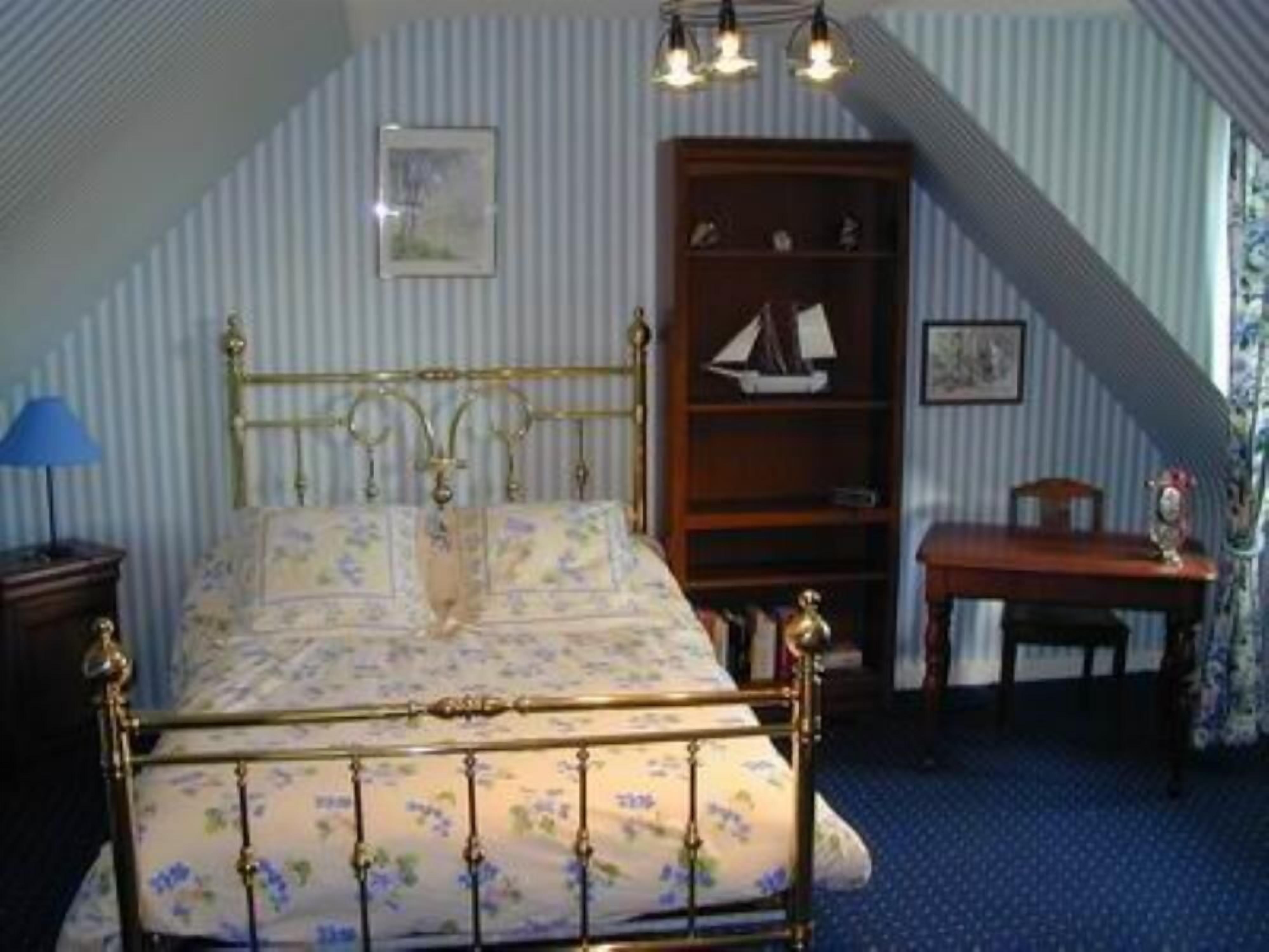 Breton style villa set in a large garden, indoor heated pool (28°), jacuzzi (37°), sauna