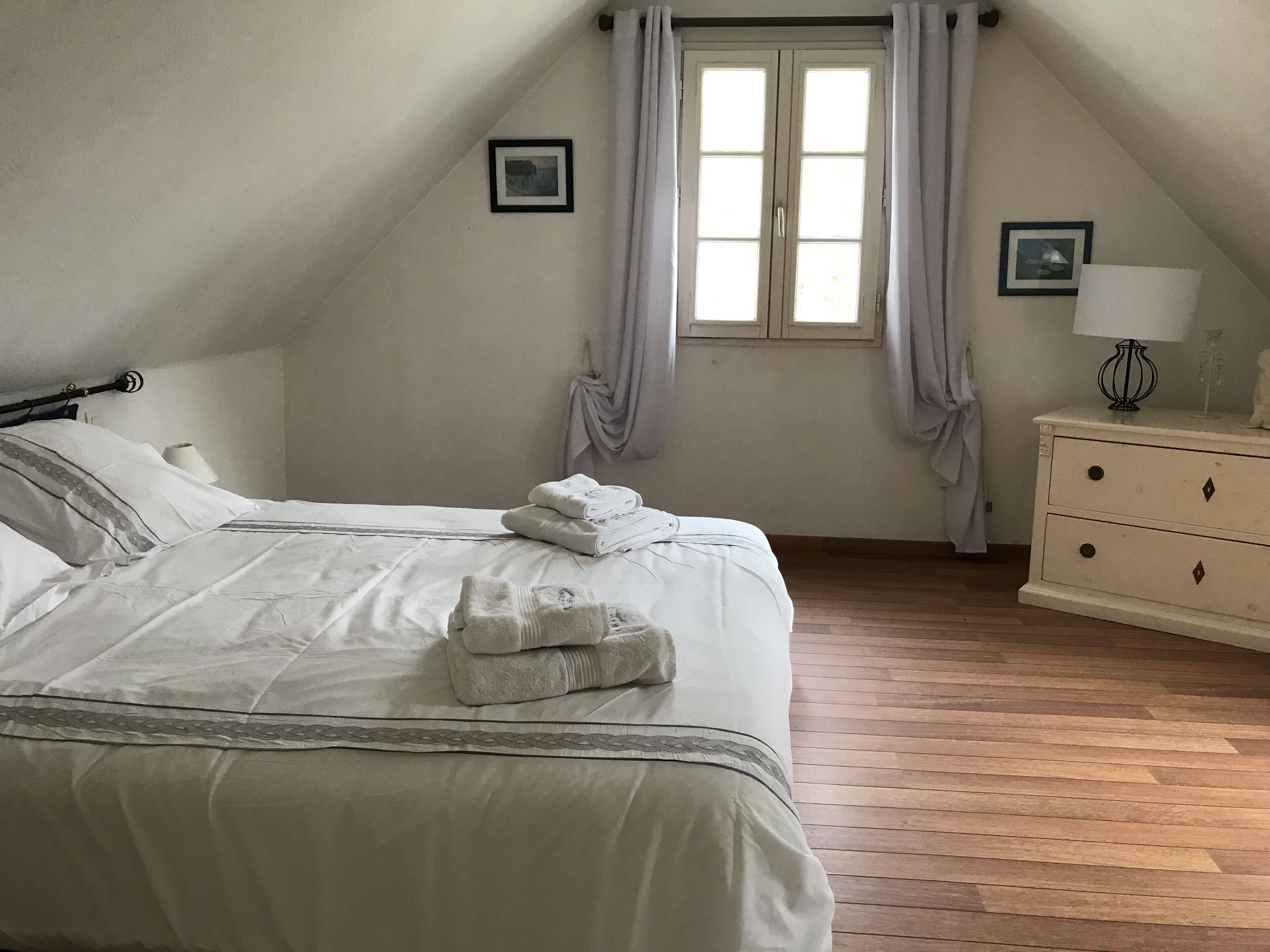 Breton style villa set in a large garden, indoor heated pool (28°), jacuzzi (37°), sauna