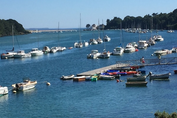 A 3 minutes à pied de la maison, la Laita et la mer au fond