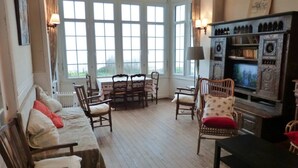 Un salón acogedor con chimenea, muebles de madera y ventanas amplias.