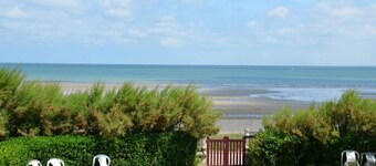 CHARACTERFUL VILLA WITH GARDEN ON THE SEAFRONT, direct beach access