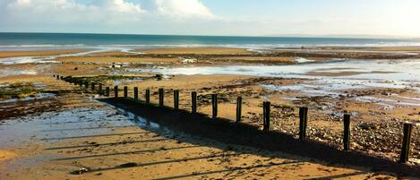 Una spiaggia nelle vicinanze, lettini da mare