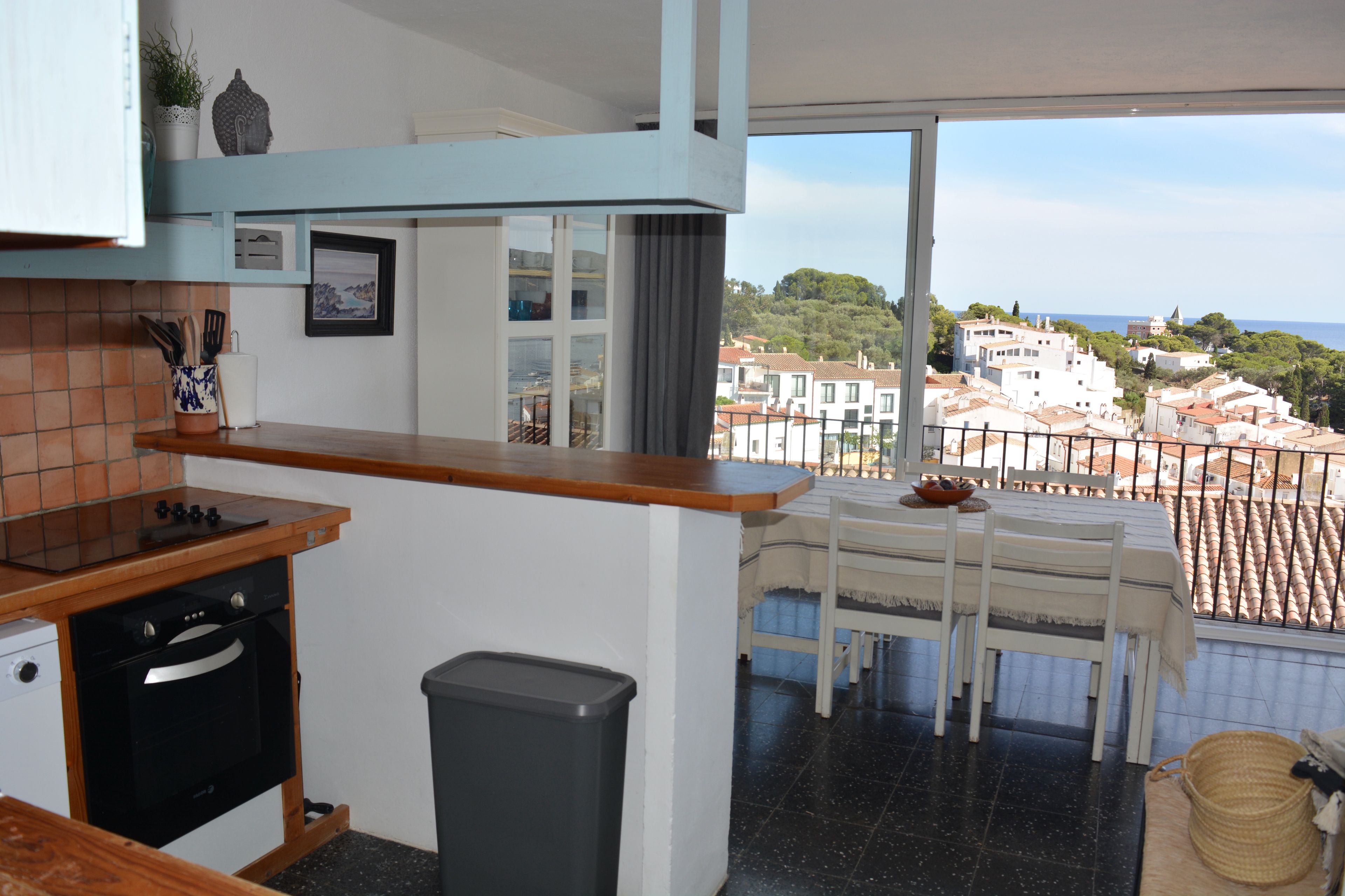 Cocina con vistas a una zona residencial.