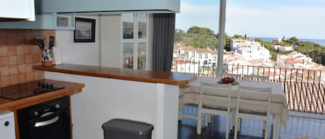 Cocina con vistas a una zona residencial.