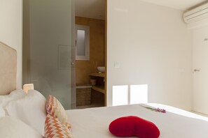 2 bedrooms, in-room safe, iron/ironing board, travel crib