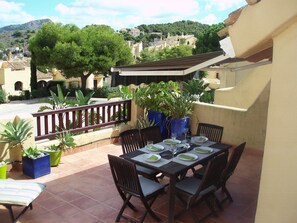 Outdoor dining - Quality, detached, modern yet comfortable villa set amongst stunning gardens (La Manga Club)