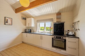 Fridge, microwave, oven, stovetop - Summerleaze Lodge - Stunning Views, Close to Sandy Beaches (Kilkhampton)