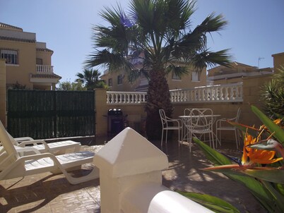 3 BED HOUSE,LO MARABU,CIUDAD QUESADA.COMMUNAL POOL,WI-FI AND TV.AIR CON.