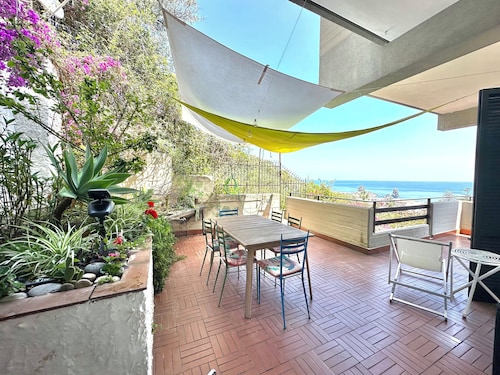 Spacious and bright apartment with terrace and beautiful sea views