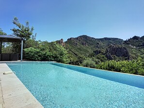An infinity pool, a heated pool - 220 m² villa with 4 suites, 4 bathrooms and stunning views of the Esterel (Fréjus)