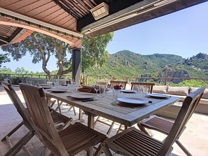 屋外ダイニングエリア